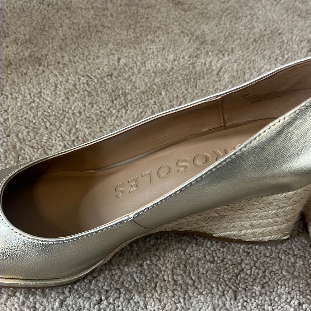 Aerosoles Gold Wedge Heels - Size 8 - Picture 5 of 8
